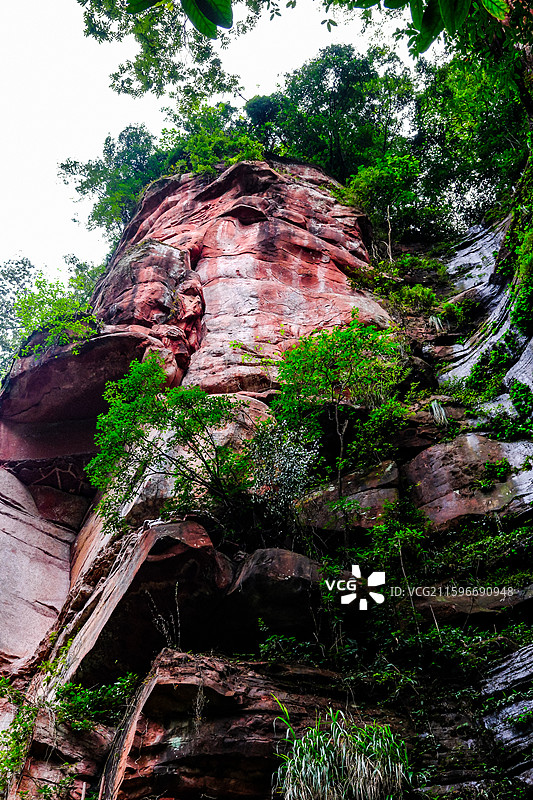 中国贵州赤水丹霞旅游区，赤水丹霞世界遗产核心区佛光岩景区风光，赤水丹霞地貌，赤水丹霞石，红色丹崖图片素材
