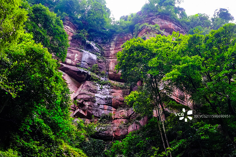 中国贵州赤水丹霞旅游区，赤水丹霞世界遗产核心区佛光岩景区风光，赤水丹霞地貌，赤水丹霞石，红色丹崖图片素材