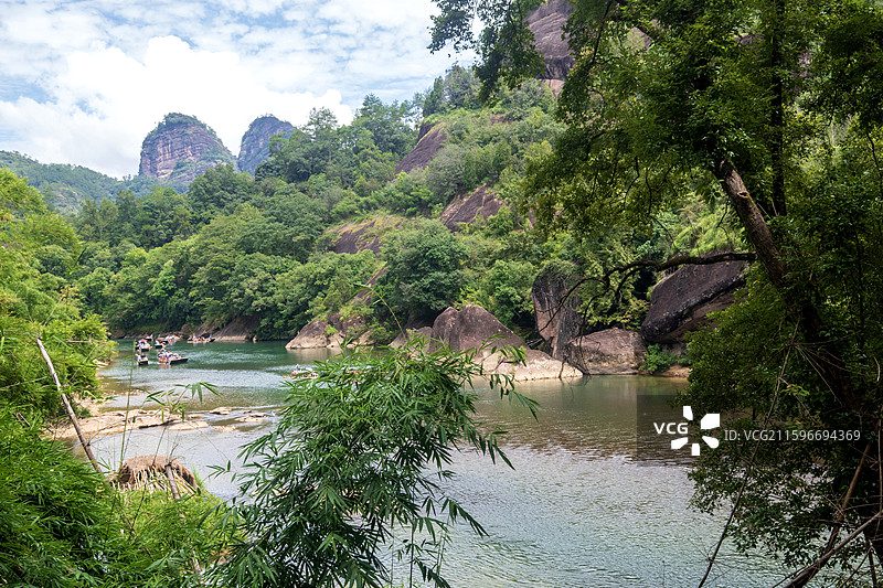 俯拍福建南平九曲溪竹筏漂流周边风景图片素材