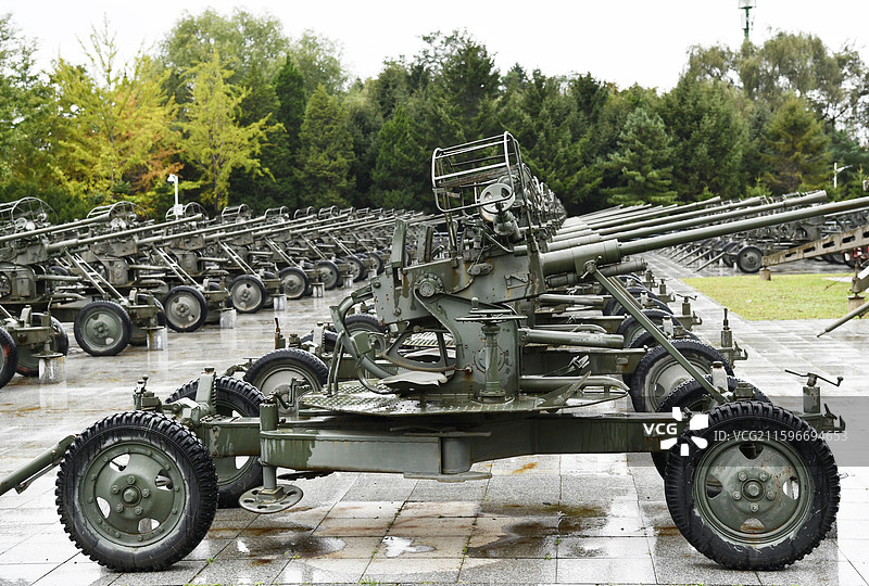 辽宁丹东抗美援朝纪念馆室外展区展出的苏制37毫米高射炮图片素材
