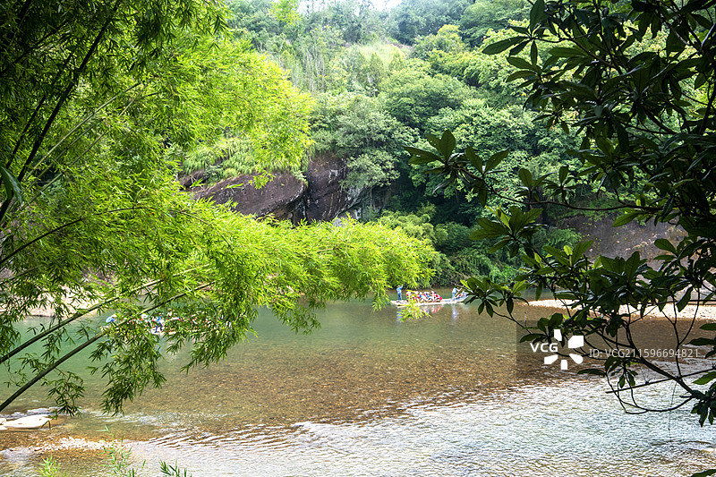 俯拍福建南平九曲溪竹筏漂流周边风景图片素材