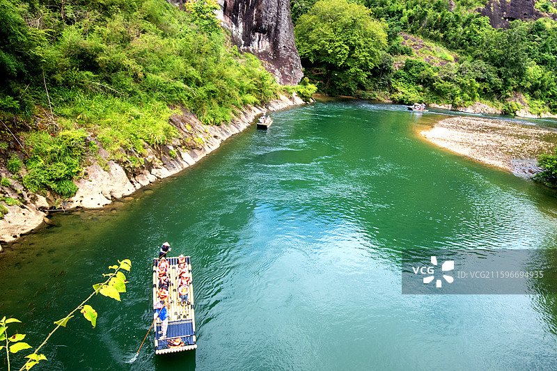 俯拍福建南平九曲溪竹筏漂流周边风景图片素材