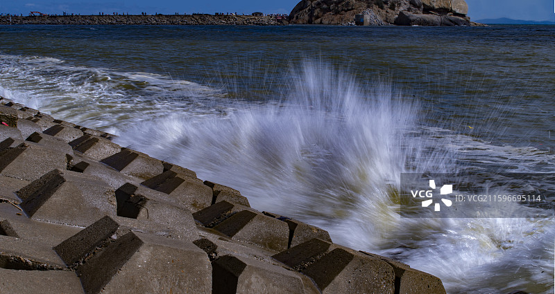 蓝天白云下福州长乐区北猫山文武太平王庙南侧沙滩涨潮白浪追逐护岸砼骇浪惊涛拍岸绽放出焰火般绚丽海浪丝花图片素材