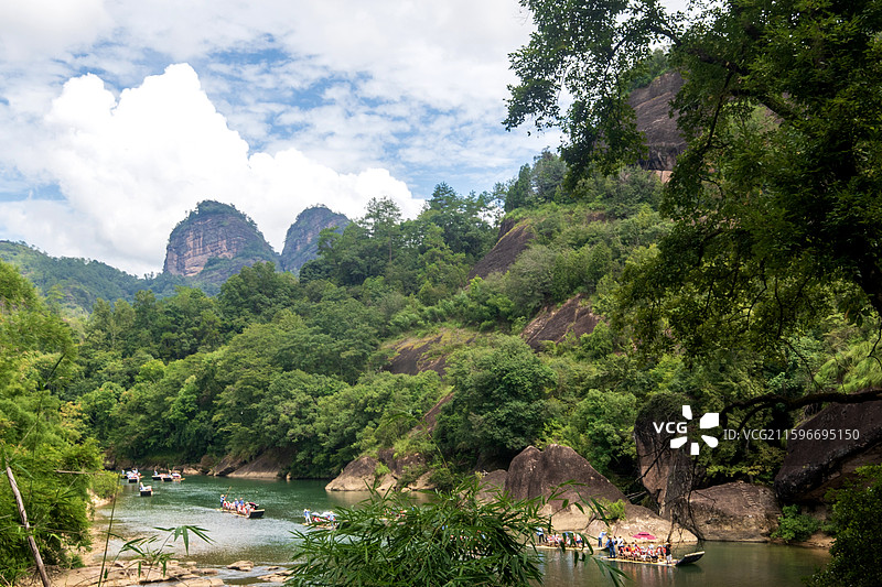 俯拍福建南平九曲溪竹筏漂流周边风景图片素材