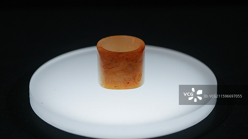 广西壮族自治区博物馆清朝时期白玉双马松树嬉戏图扳指图片素材