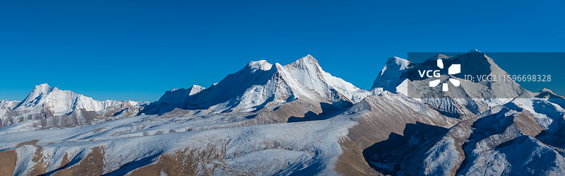 西藏山南市洛扎县库拉岗日北坡雪山全景图片素材