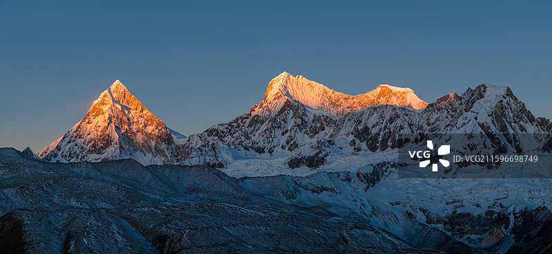 西藏山南市库拉岗日南坡等雪山全景图片素材