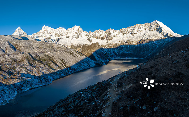西藏山南市白玛林错景区和库拉岗日等雪山全景图片素材