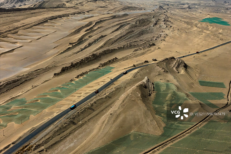 青海格尔木315国道固沙治沙图片素材