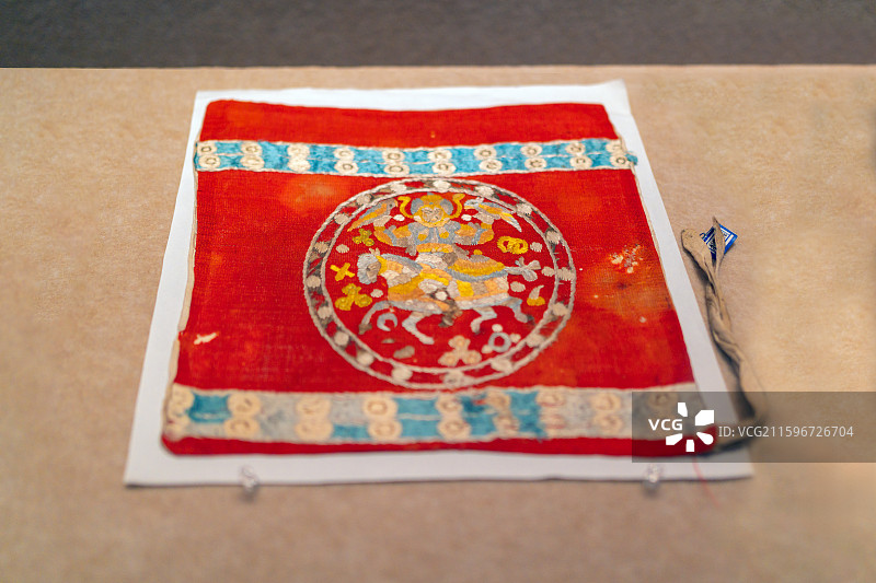 辽代红罗绣骑马人物擎鹰纹经帙  内蒙古巴林右旗博物馆藏图片素材