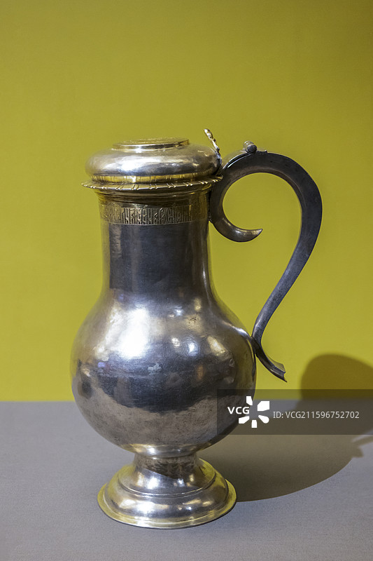 国博-俄宴风华-克里姆林宫博物馆藏餐饮文化精品展-沙皇阿列克谢·米哈伊洛维奇的酒壶-银-17世纪下半叶图片素材