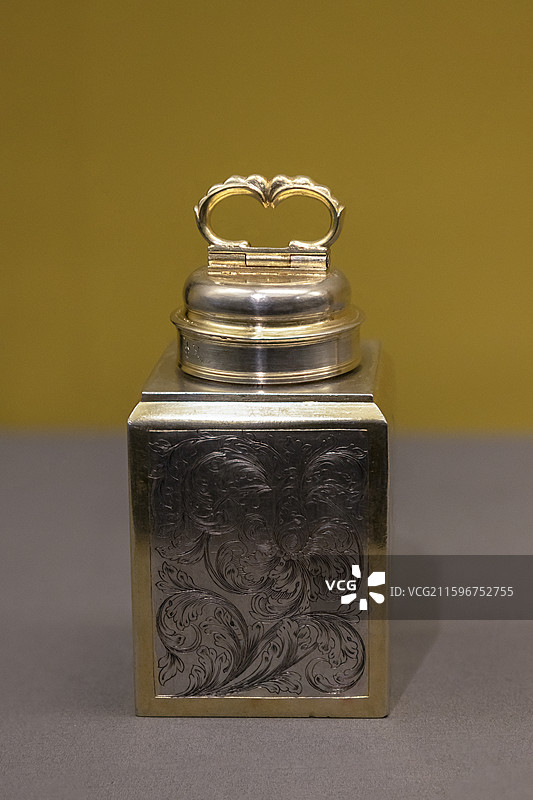 国博-俄宴风华-克里姆林宫博物馆藏餐饮文化精品展-茶叶罐-银-1685年图片素材