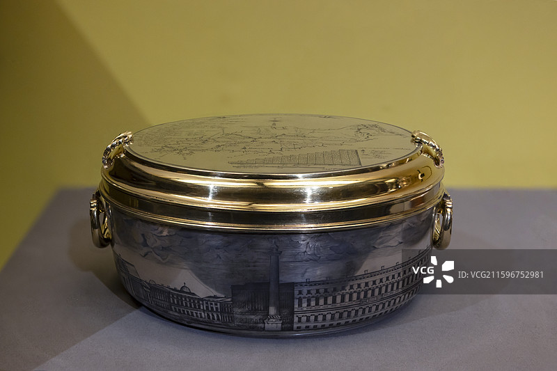国博-俄宴风华-克里姆林宫博物馆藏餐饮文化精品展-带盖平底锅-银-1837年图片素材
