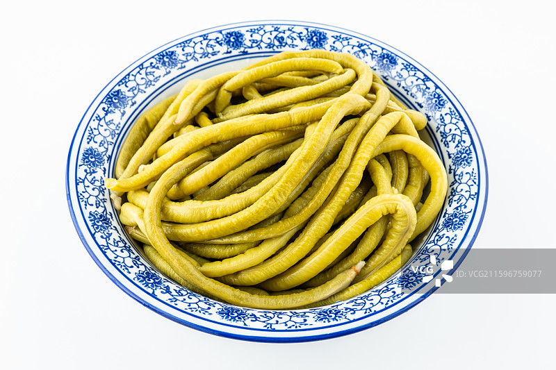 白背景上一碗酸豆角图片素材