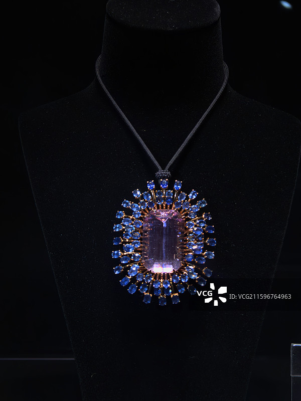 粉色锂辉石珠宝图片素材