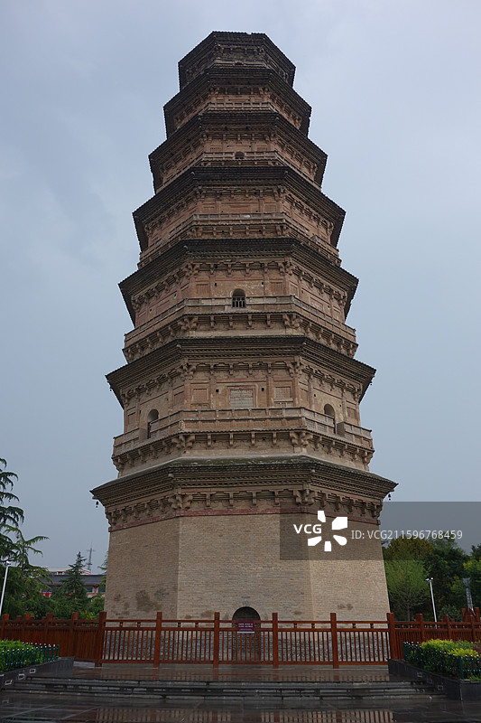 陕西省咸阳市彬州市彬县开元广场：开元寺塔彬塔图片素材