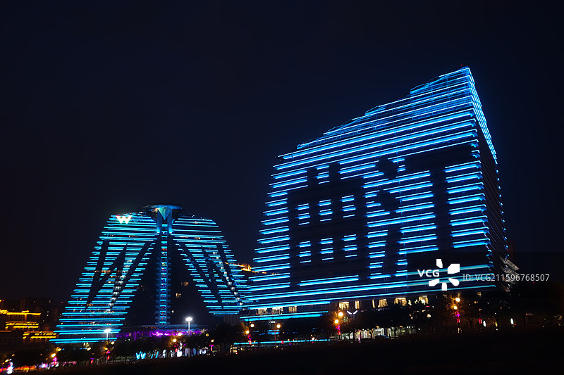 陕西省西安市雁塔区曲江池南湖：W酒店夜景图片素材