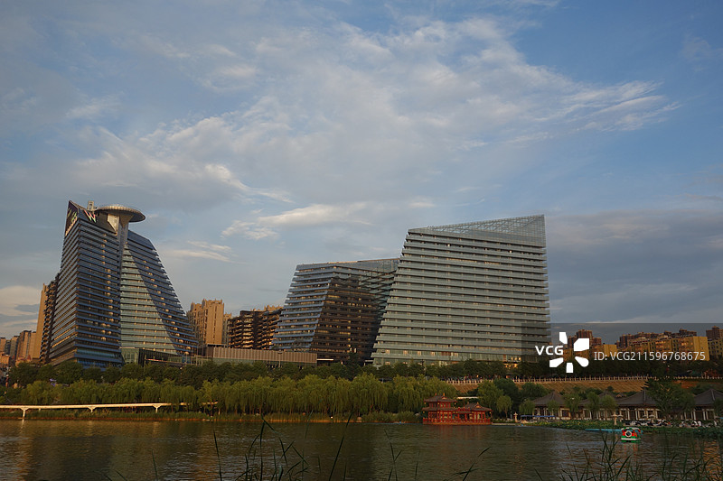 陕西省西安市雁塔区曲江池南湖：黄渠桥和W酒店图片素材