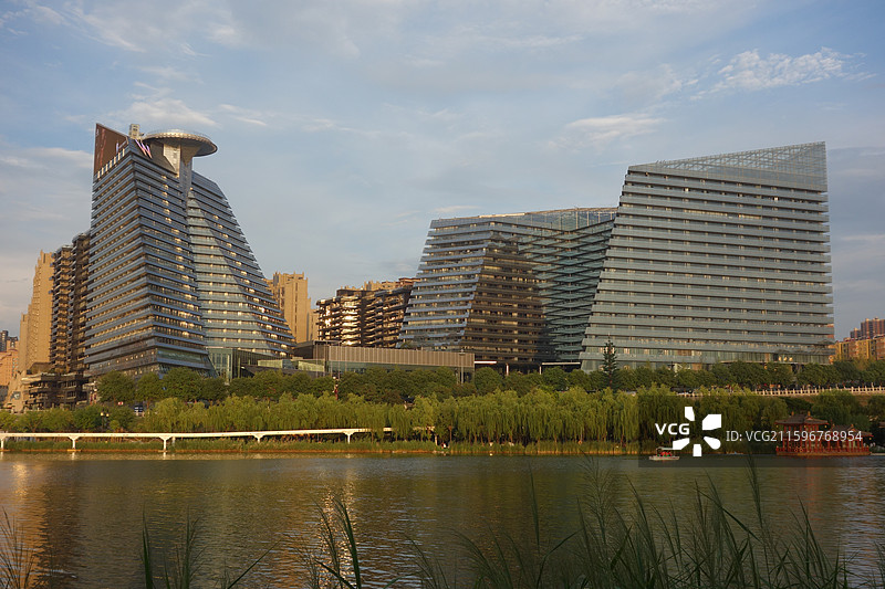 陕西省西安市雁塔区曲江池南湖：黄渠桥和W酒店图片素材