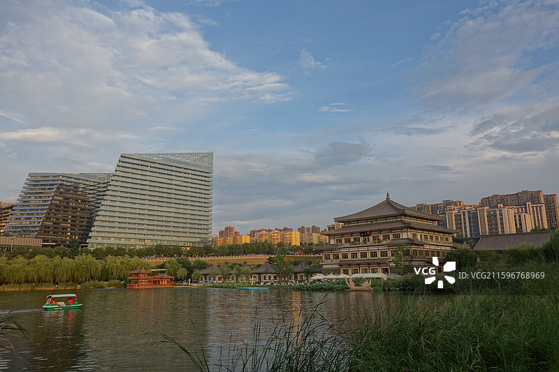 陕西省西安市雁塔区曲江池南湖：阅江楼和W酒店图片素材