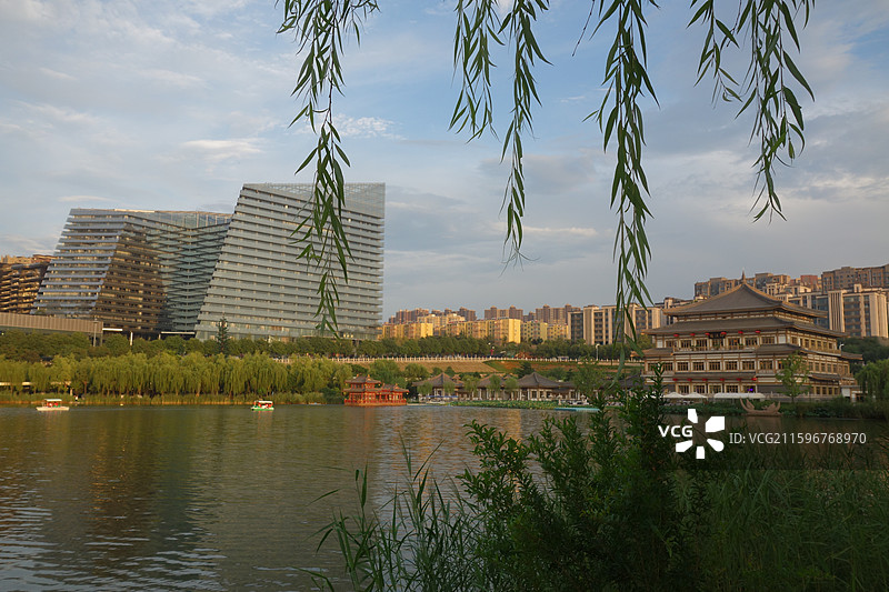 陕西省西安市雁塔区曲江池南湖：阅江楼和W酒店图片素材