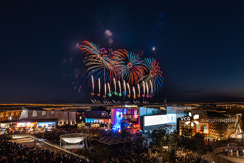 2025日本大阪世博会烟花秀，夜景，全景，灯光秀，高视角，夕阳，世界博览会图片素材