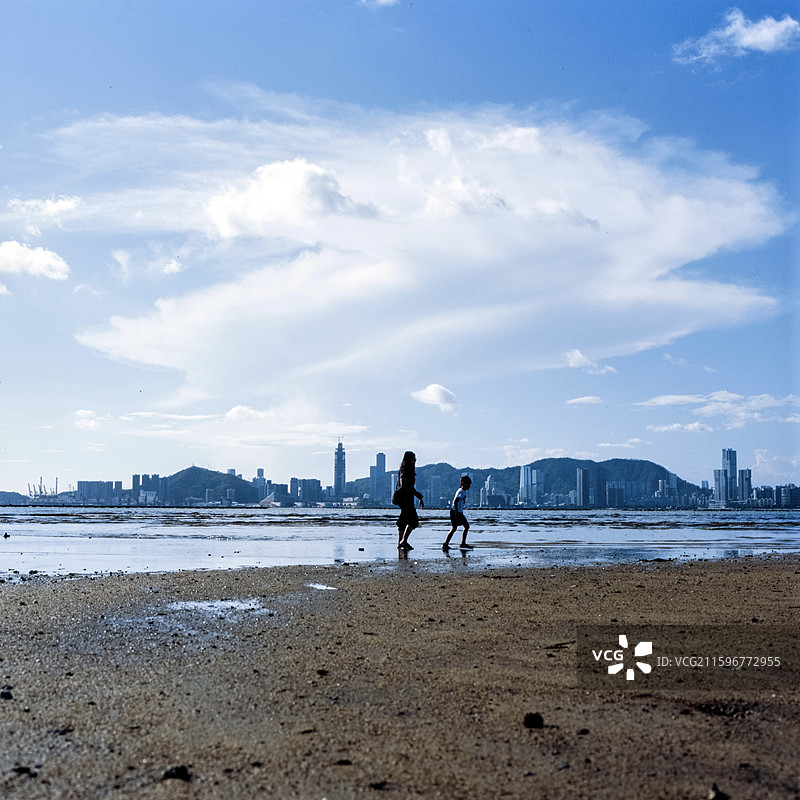 香港下白泥远眺深圳盐田（中画幅胶片）图片素材