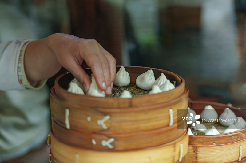 厨师现场手工制作上海小笼包图片素材