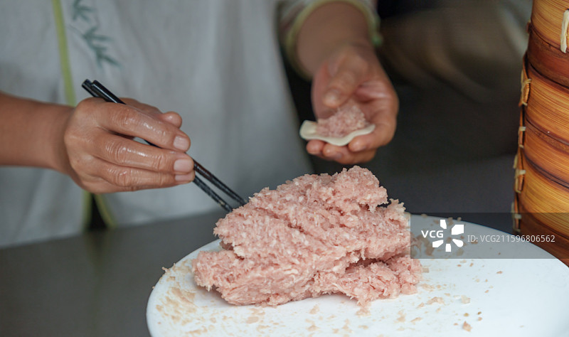 厨师现场手工制作上海小笼包图片素材
