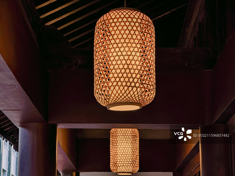 竹艺灯笼：云南昭通大关县展室里的竹艺灯笼，展示艺人精雕技艺。图片素材