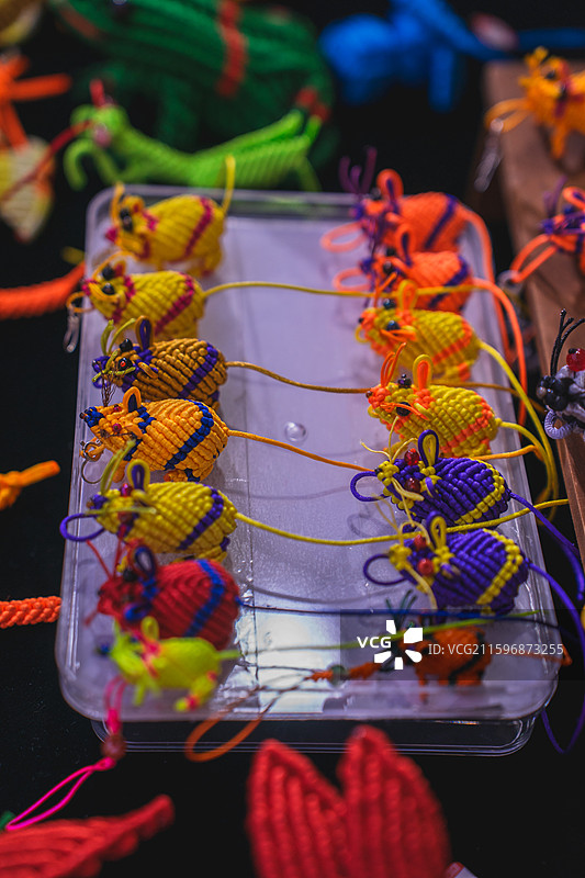 非遗集市绳编摊位人物背影图片素材