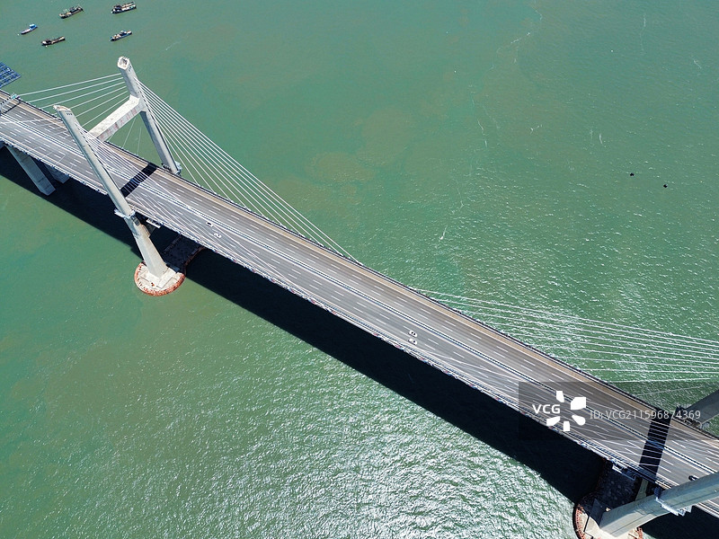 平潭海峡公铁大桥｜夏季正午航拍的跨海斜拉桥与碧海图片素材
