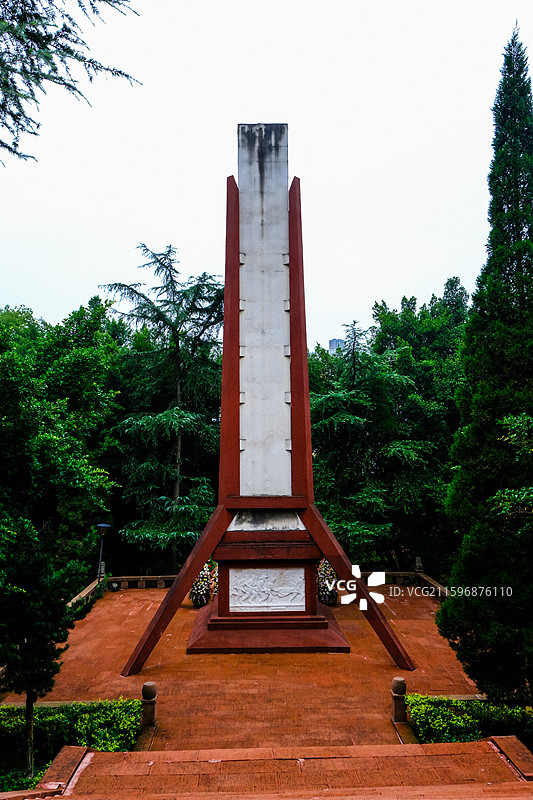 遵义赤水市四渡赤水红军烈士陵园，红军烈士永垂不朽纪念碑，毛泽东诗词长征书法石刻，四渡赤水纪念浮雕图片素材