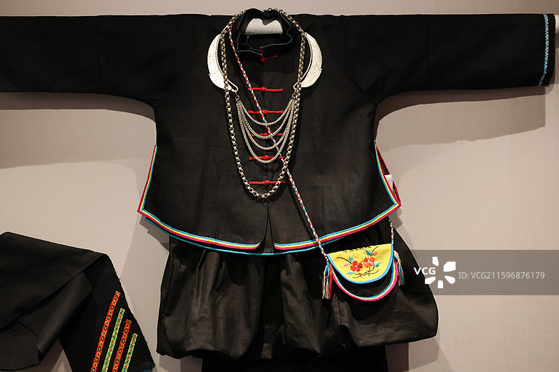 中国传统少数民族服饰纺织品布艺手工工艺展品特写图片素材