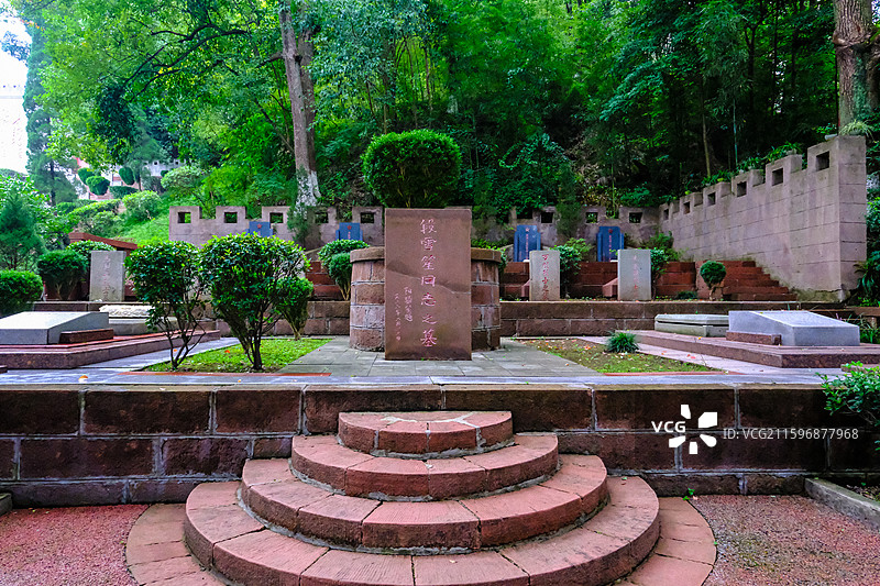 遵义赤水市四渡赤水红军烈士陵园，红军烈士永垂不朽纪念碑，毛泽东诗词长征书法石刻，四渡赤水纪念浮雕图片素材