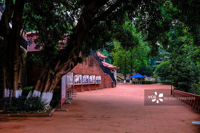 遵义赤水市四渡赤水红军烈士陵园，红军烈士永垂不朽纪念碑，毛泽东诗词长征书法石刻，四渡赤水纪念浮雕图片素材