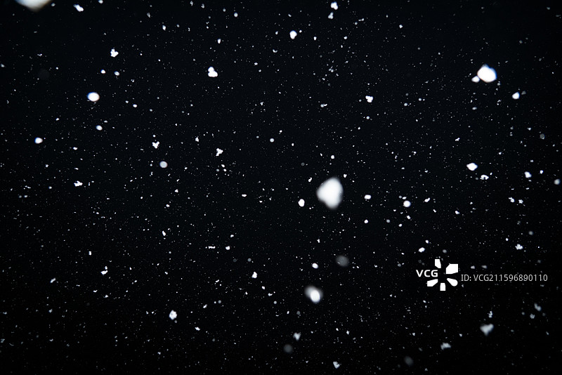 雪花黑色背景图片素材