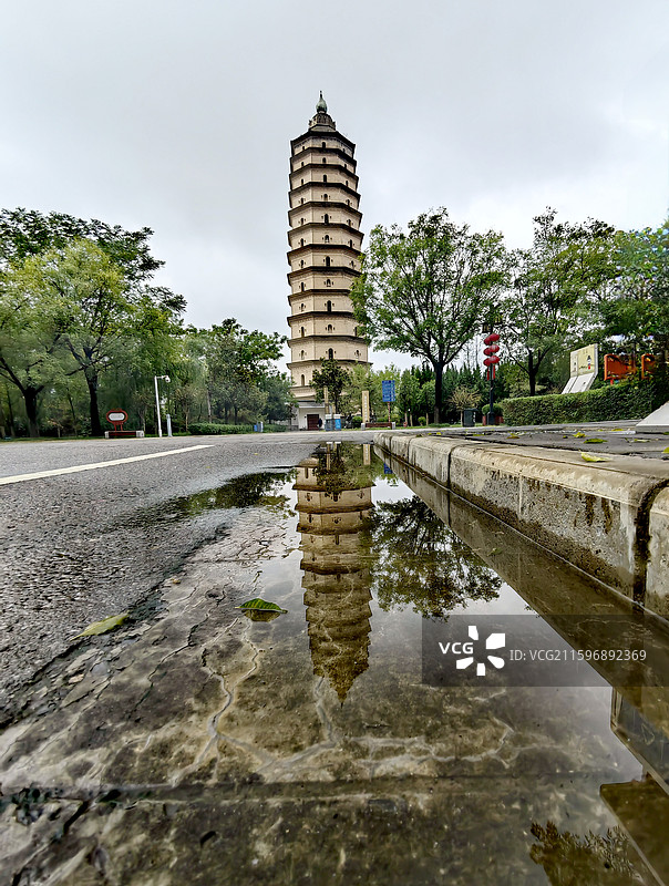 水映崇文塔图片素材