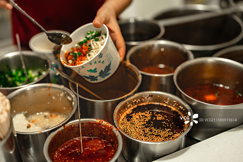 武汉街头小吃-制作热干面图片素材