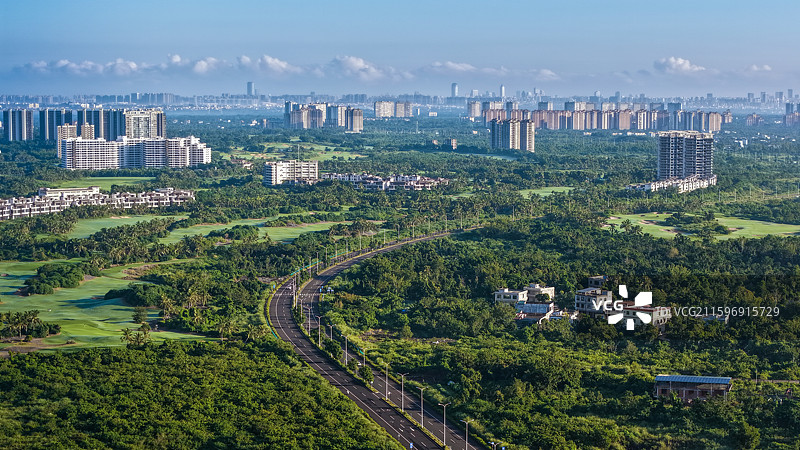 海南省海口市观澜湖国际旅游度假区-城市公路与自然绿意的交融图片素材