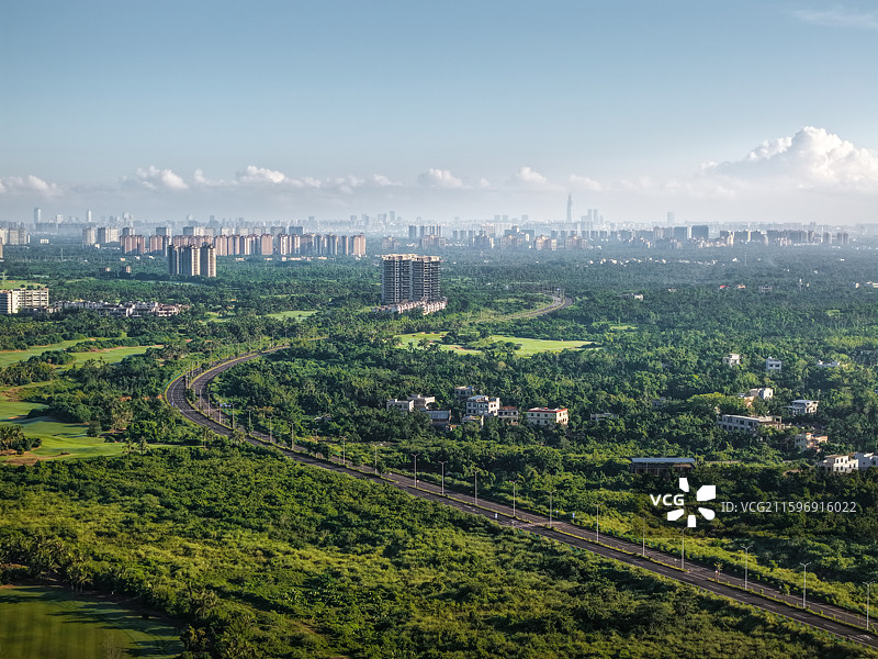 海南省海口市观澜湖国际旅游度假区-城市公路与自然绿意的交融图片素材