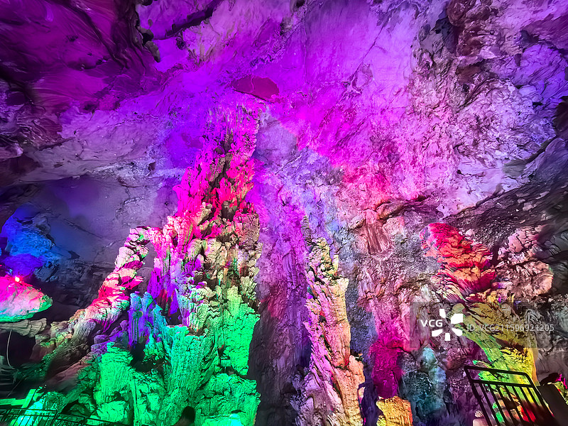 冠岩溶洞石笋风光图片素材