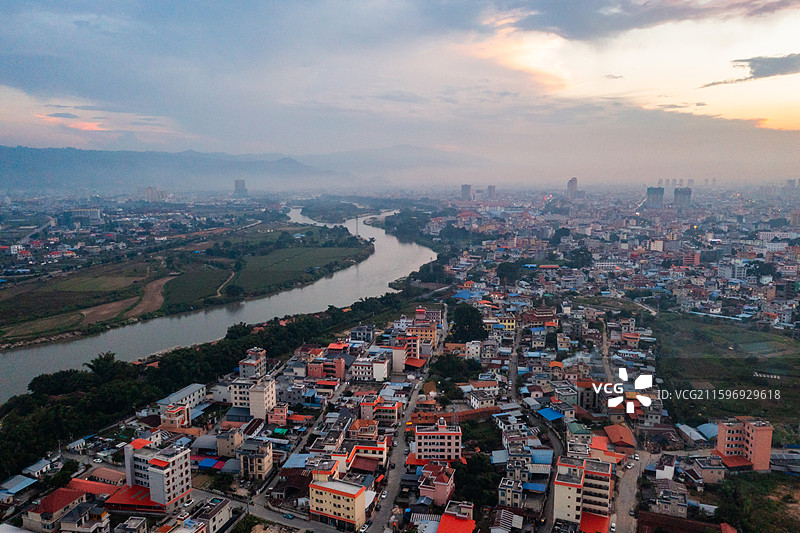 暮色中的中缅边境 瑞丽江图片素材