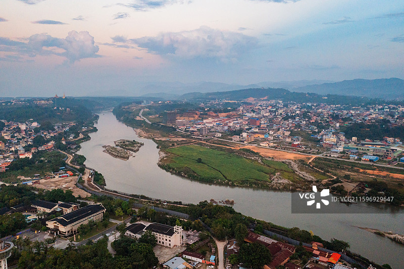 暮色中的中缅边境 瑞丽江图片素材