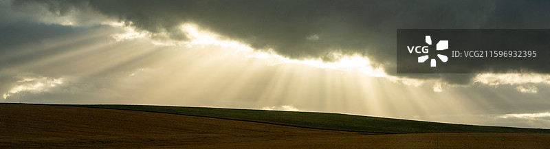 田野上的丁达尔效应（花园大道，南非）图片素材