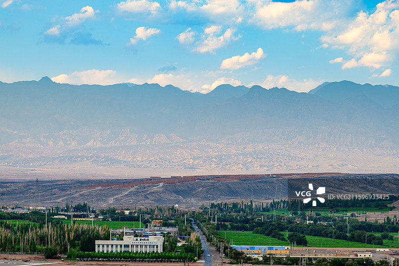 新疆吐鲁番市区街景/天际线风光：从市区北望博格达山。图片素材