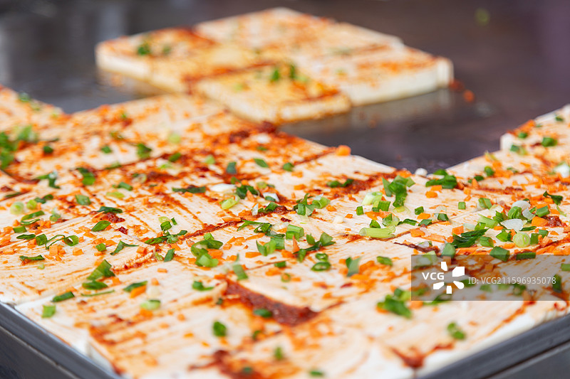 成都青白江区城厢古城的街头小吃铁板煎豆腐图片素材