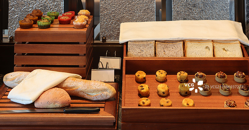 高档酒店自助早餐面包区，西式糕点与新鲜烘焙面包展示图片素材