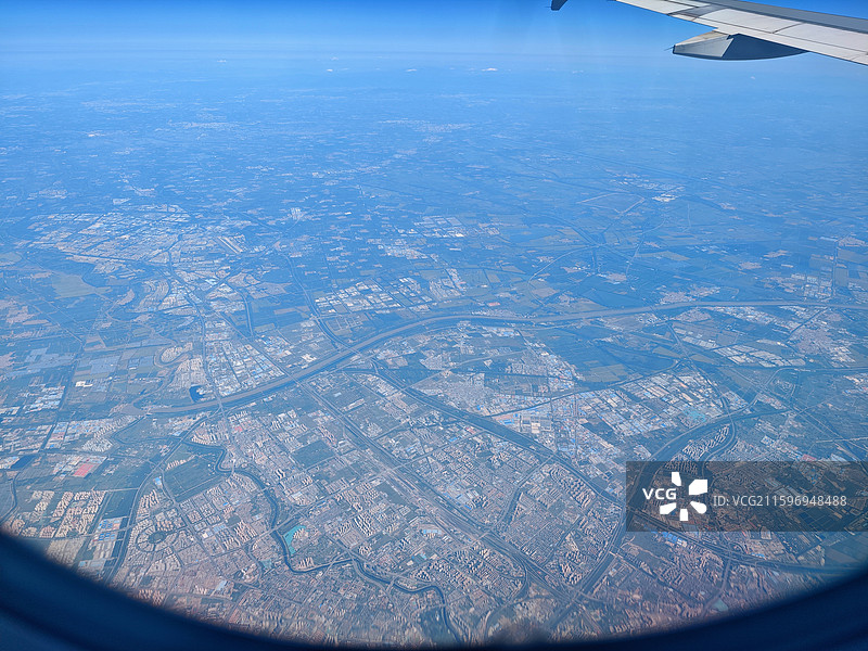 飞机经过天津市西青区上空图片素材