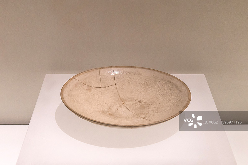 湖北省博物馆定窑印花瓷盘北宋960-1127年1995年湖北省襄阳市谷城县三里桥村出土图片素材